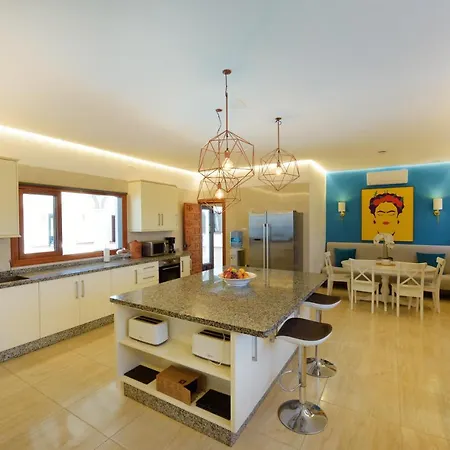 La Roca Rara - 8 Bedroom 内尔哈