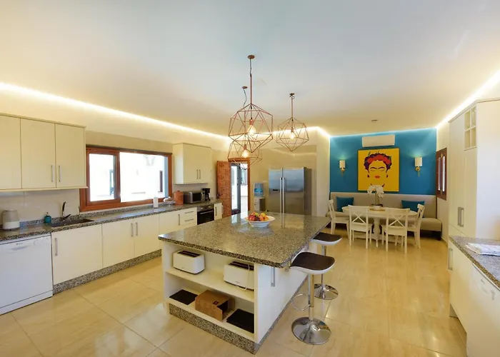 La Roca Rara - 8 Bedroom Нерха